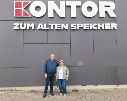 Thomas Müller und seine Frau Bianca vor Kontor zum Alten Speicher