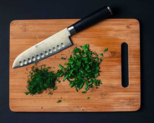 Geschnittene Kräuter unter dem Motto: BARF Nahrung für den Hund